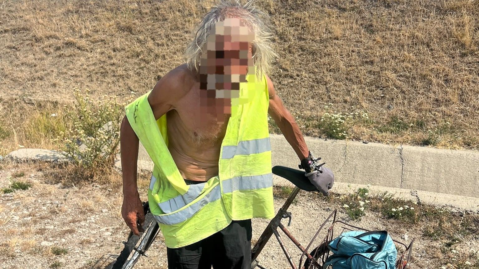 Háromkerekű biciklivel közlekedett egy férfi az autópályán, ráadásul forgalommal szemben