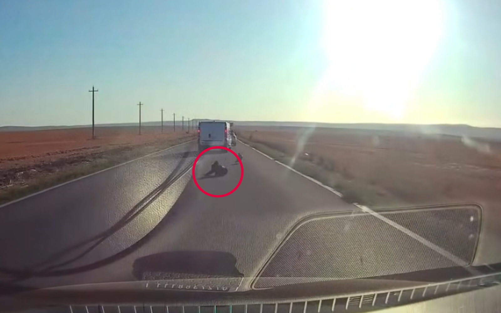 Hajszálon múlt a tragédia: kiesett a járműből, ezután majdnem elgázolták a gyermeket | VIDEÓ