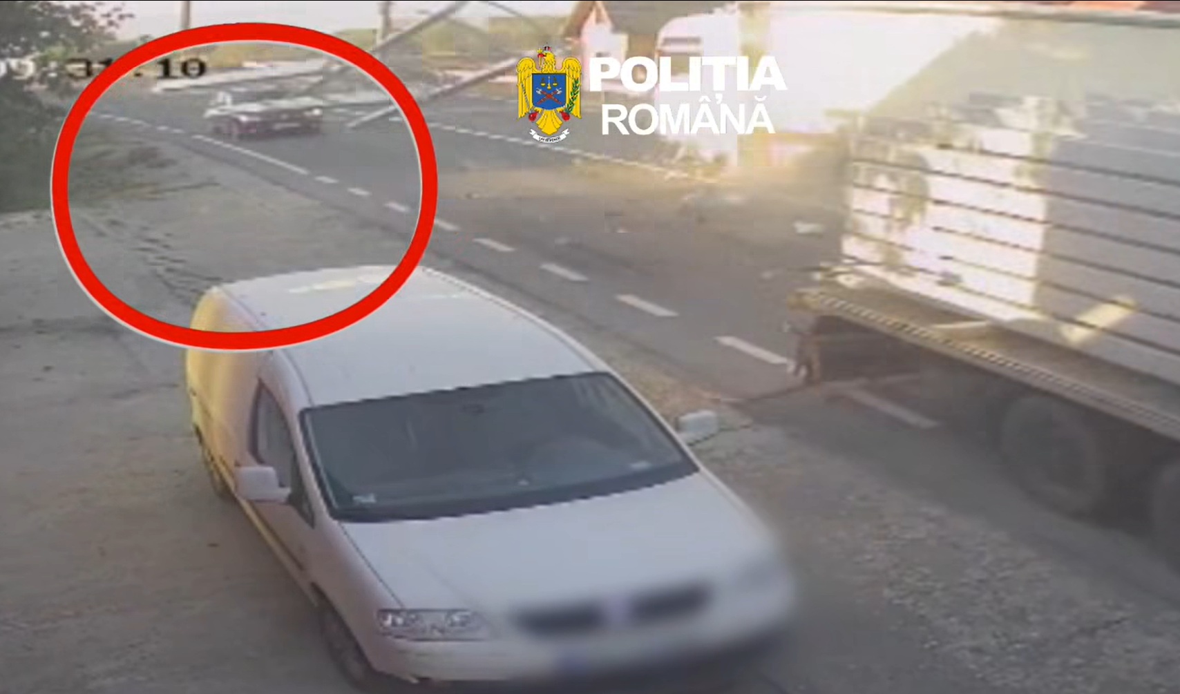 Elszabadult a rakomány: két acélgerenda csapódott egy szembejövő kamionnak│VIDEÓ