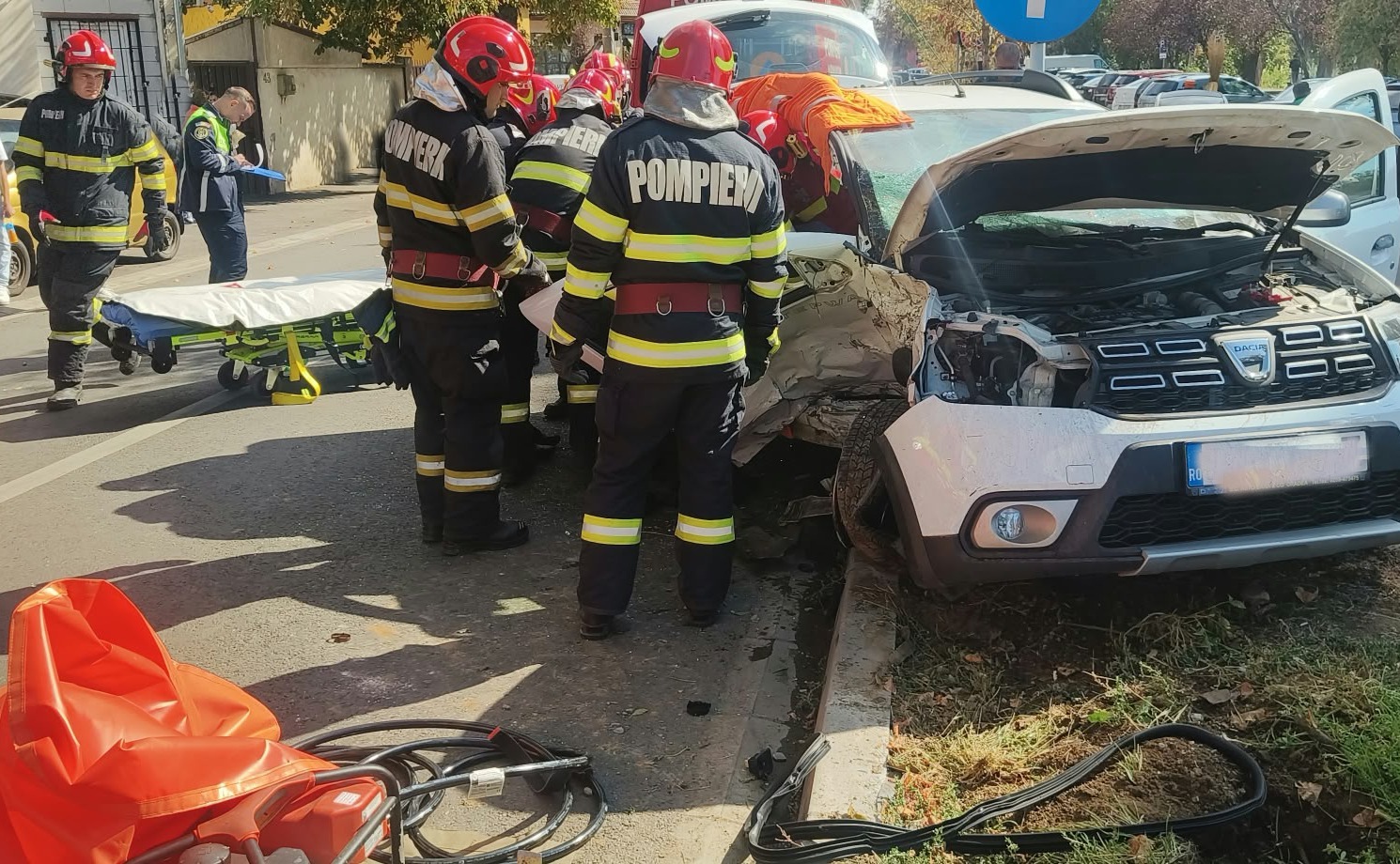 FRISSÍTVE | Súlyos baleset történt Váradon, egy nő a roncsok közé szorult
