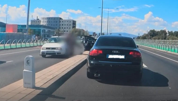 Kamera rögzítette a furcsa balesetet: autó elé lépett egy fiatalember a forgalmas úton
