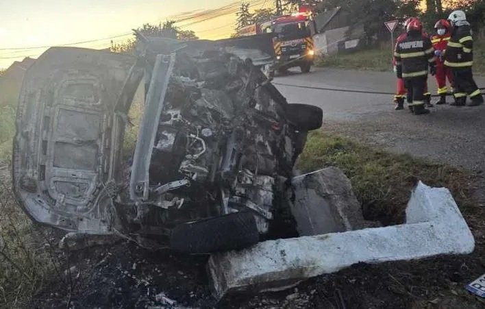 Szörnyű baleset: két 16 éves fiú bennégett egy hídfőnek csapódott autóban