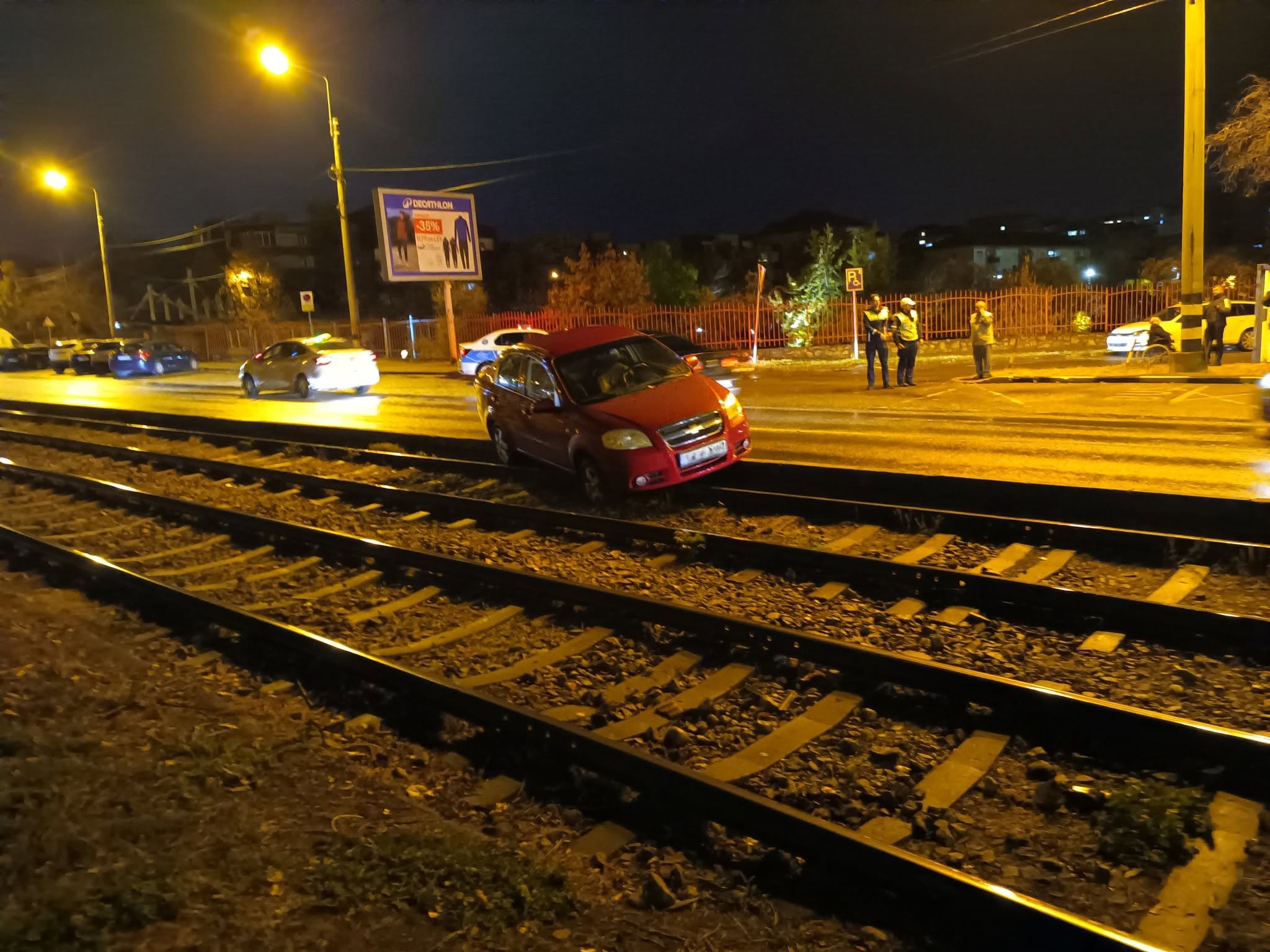 Autó sodródott a sínekre, leállt a villamosforgalom Várad egy részén