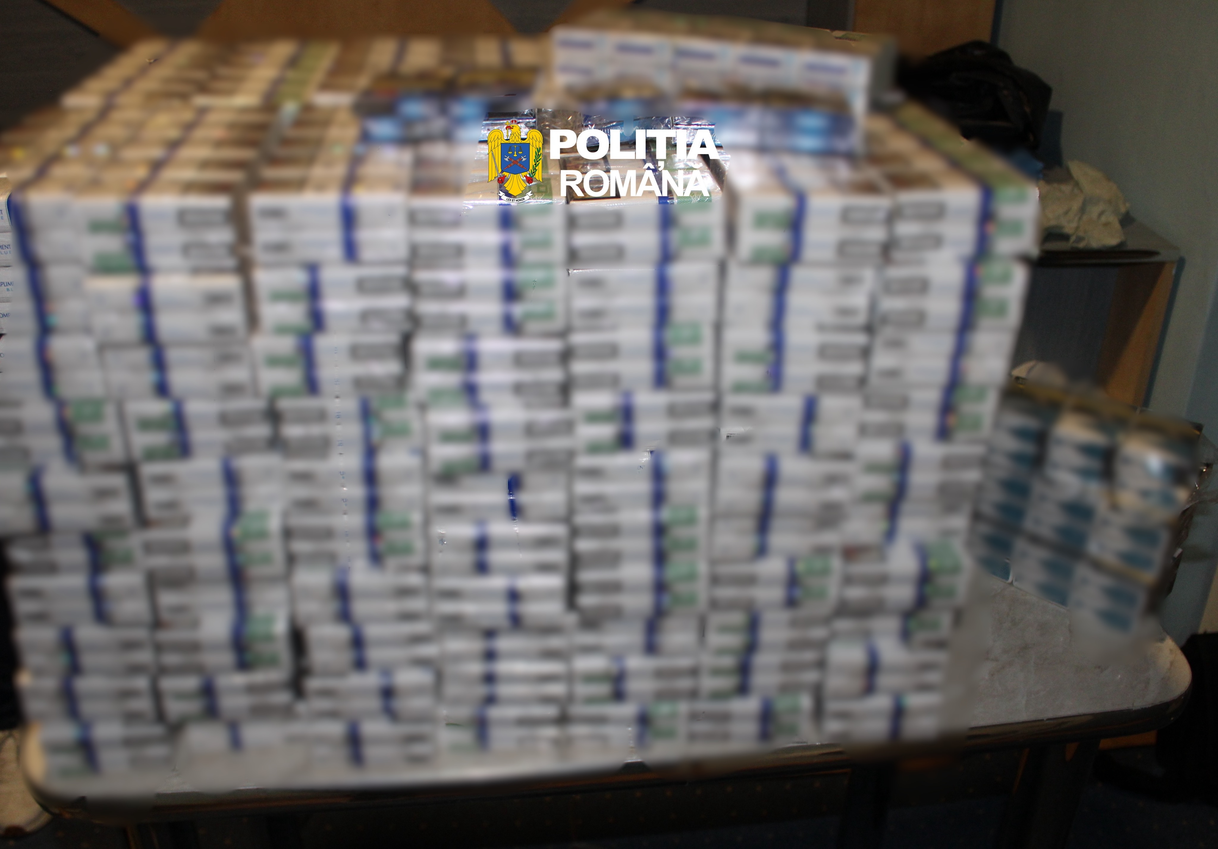 Közel 1500 csomag csempészcigarettát találtak egy nagyváradi ingatlanban, őrizetbe vettek egy 51 éves nőt