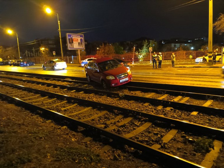 Autó sodródott a sínekre, leállt a villamosforgalom Várad egy részén