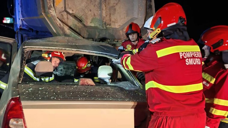 Álló teherautóba csapódott Tótinál, a tűzoltók szabadították ki a roncsok közül