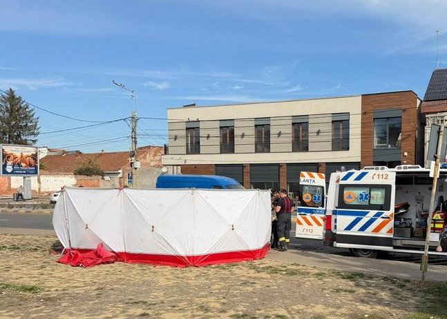 FRISSÍTVE | Életét vesztette a férfi, aki egy váradi buszmegállóban esett össze