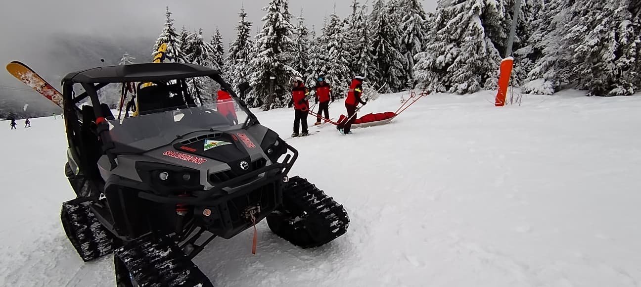 Megszaporodtak a síbalesetek, óvatosságra intenek a Bihar megyei hegyimentők