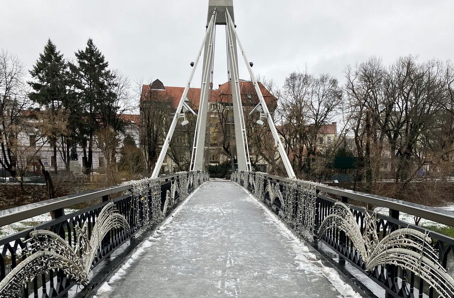A jégmentesítő rendszer ellenére is lefagyott a Garasos híd járófelülete