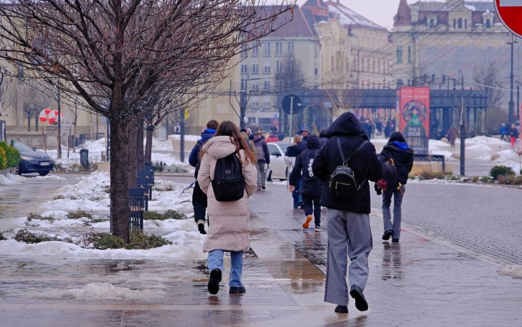 Kitart a fagyos idő, újabb riasztásokat adtak ki a meteorológusok