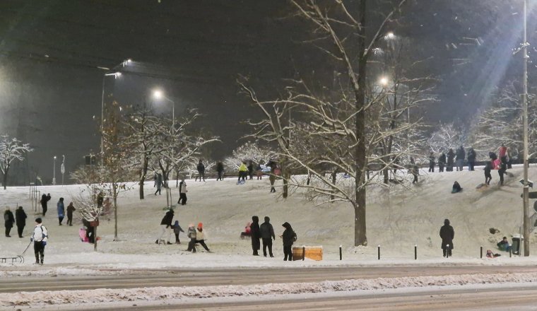 „Gyermekkori” emlékek: szánkózókkal telt meg az egyik váradi domboldal | VIDEÓ!