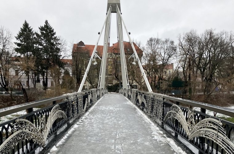 A jégmentesítő rendszer ellenére is lefagyott a Garasos híd járófelülete