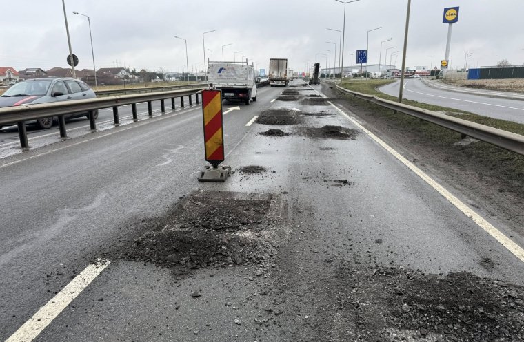 Balesetveszélyes kátyúk a nagyváradi körgyűrűn: egyelőre csak „toldoznak-foltoznak”