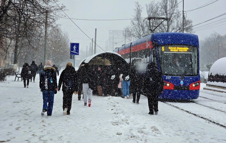 Sűrűn havazik Nagyváradon, megkezdődött a hóeltakarítás