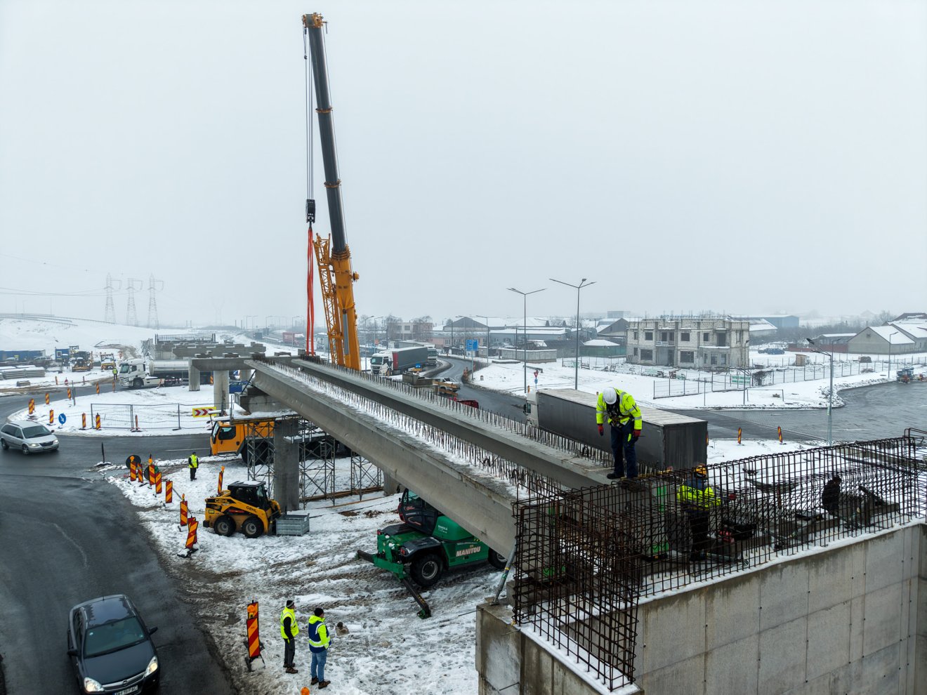 Tartópilléreket szerelnek a nagyváradi Metro áruháznál