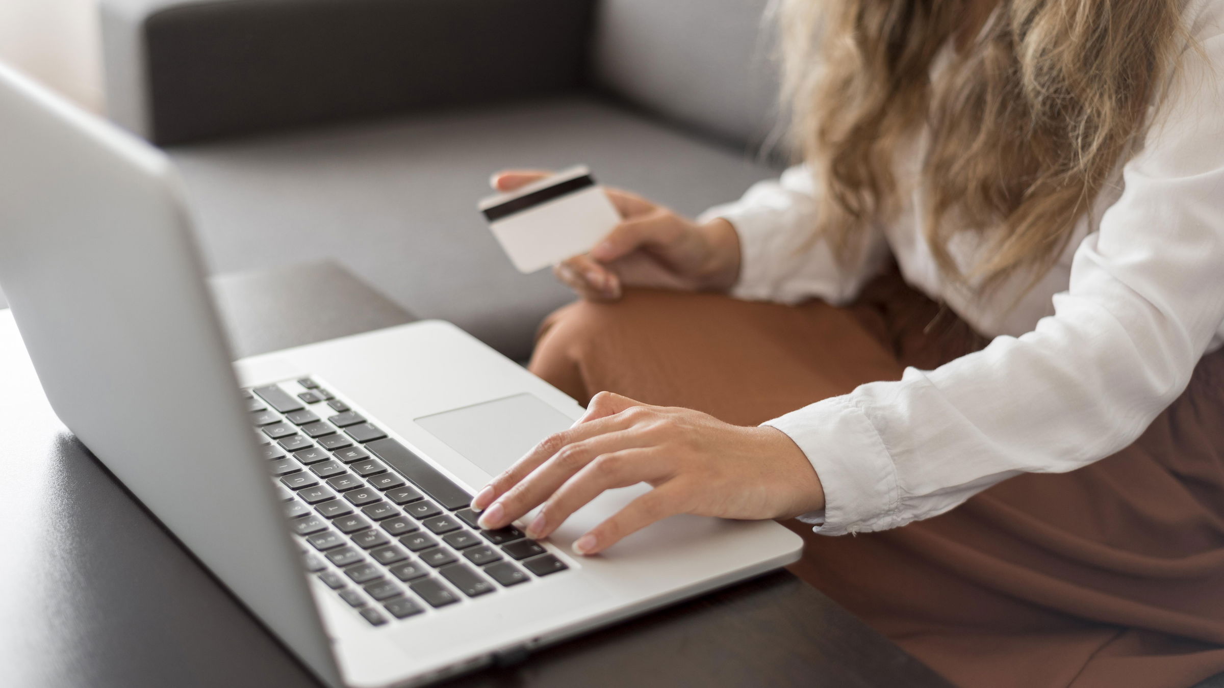 A vásárlókra hárítják át részben a csomagadót