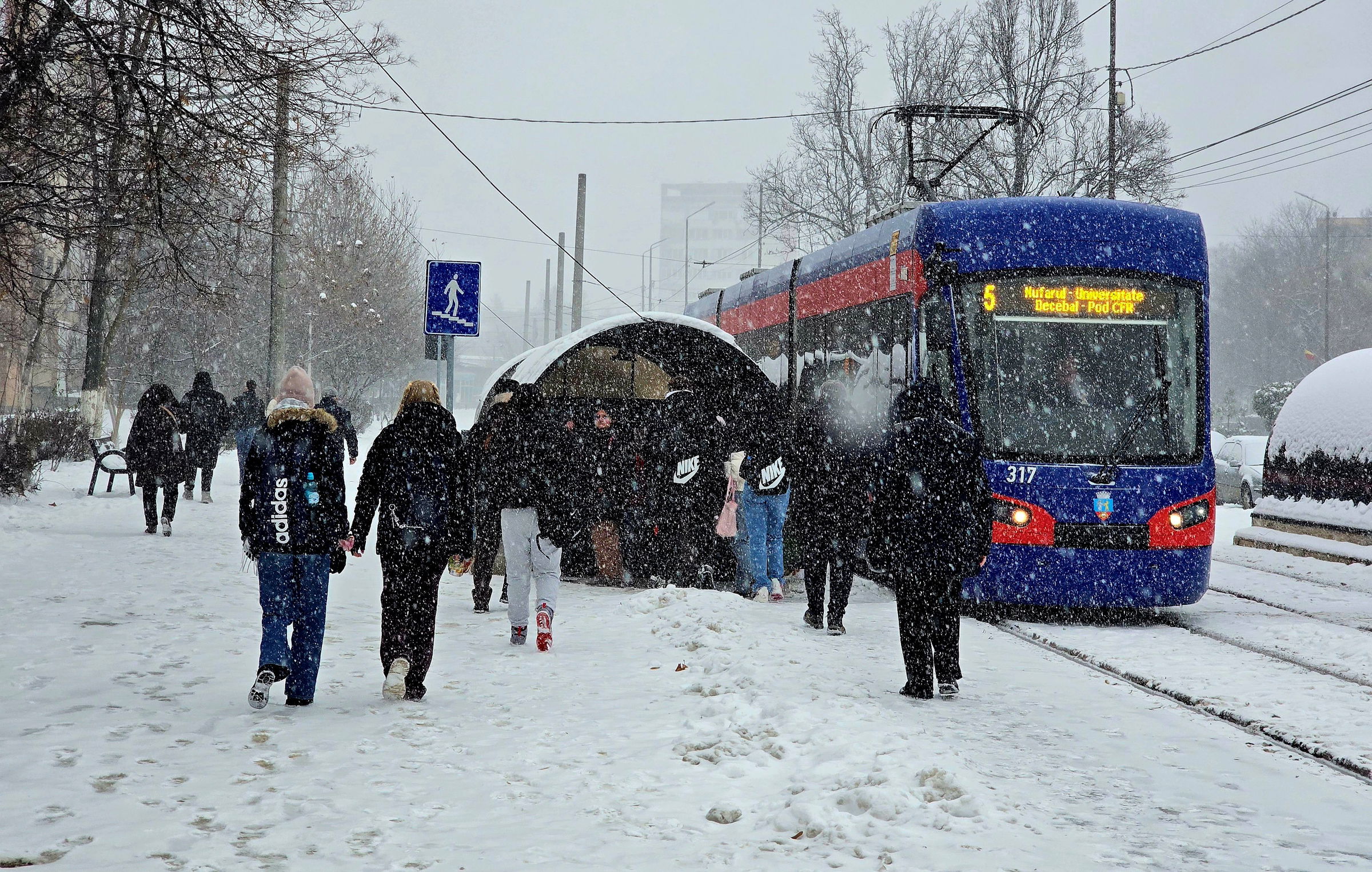 Sűrűn havazik Nagyváradon, megkezdődött a hóeltakarítás