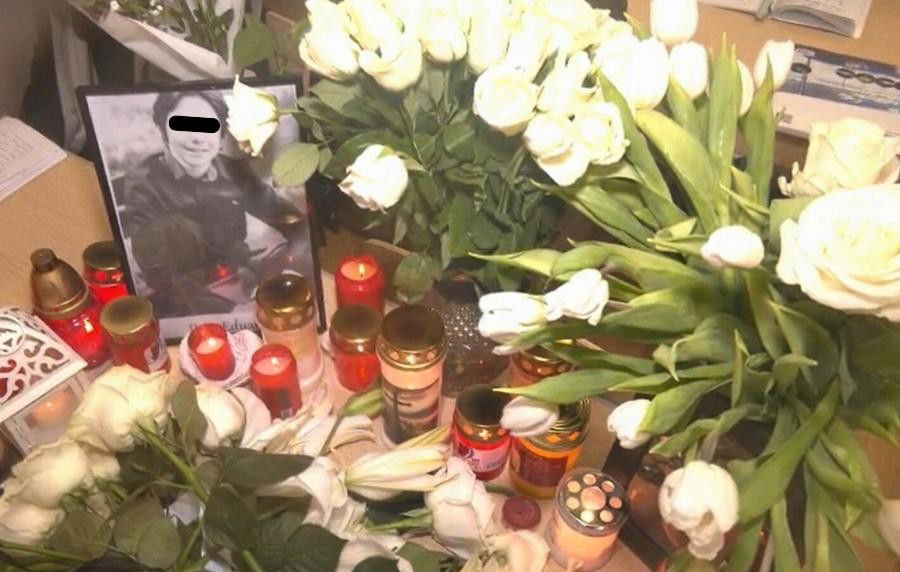 Gyertyákkal és virágokkal emlékeztek barátai és iskolatársai a hétfőn elhunyt 13 éves fiúra