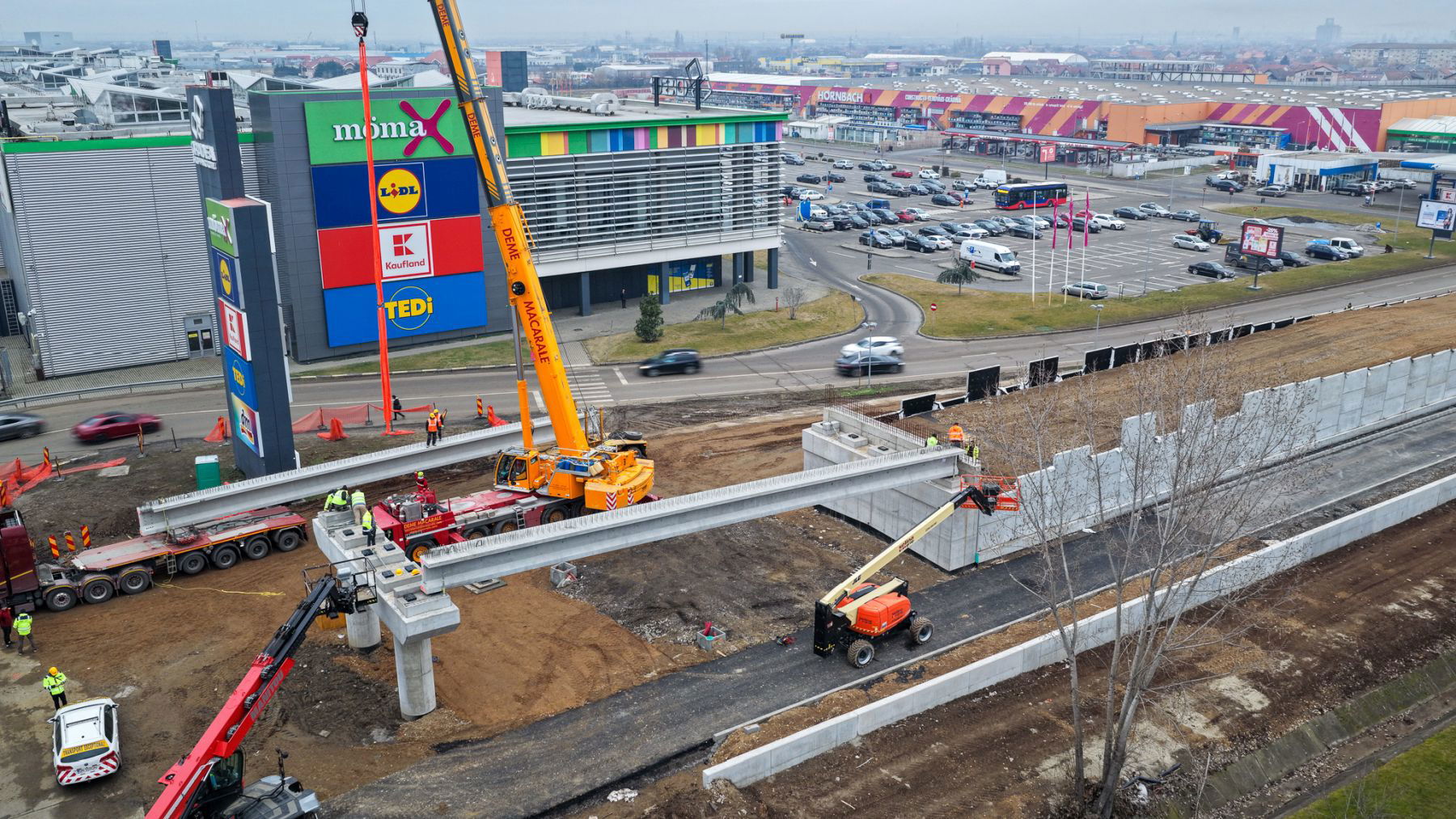 Látványos szakaszukhoz érkeztek a munkálatok az Aradi úton épülő közúti felüljárónál