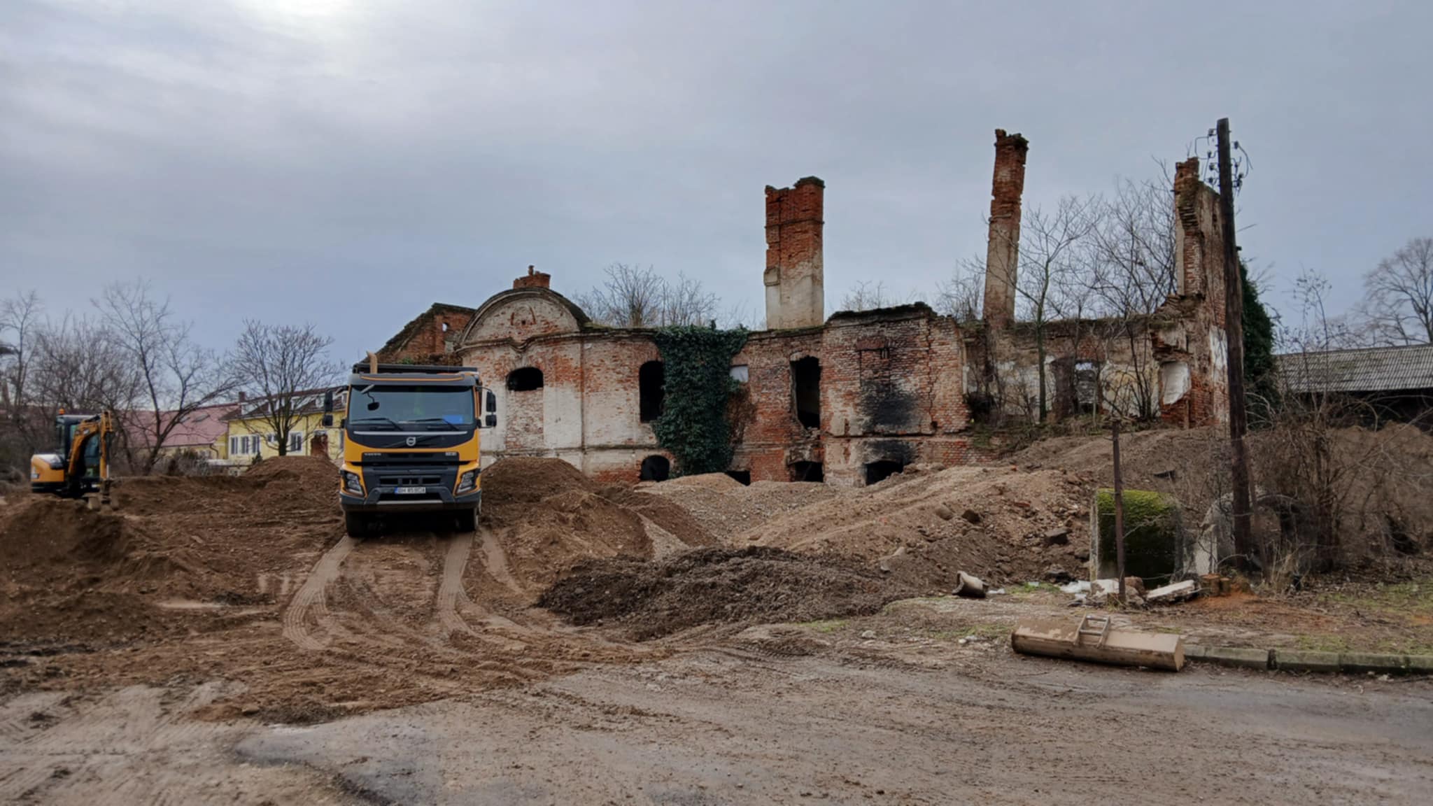 Megy a pingpongozás a huszárlaktanyával