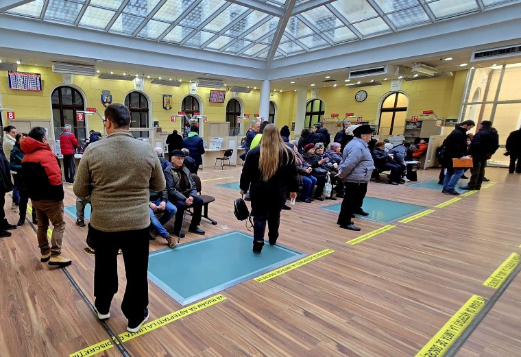 Torlódás a városházán: a váradiak az utolsó napokra hagyták az adózást