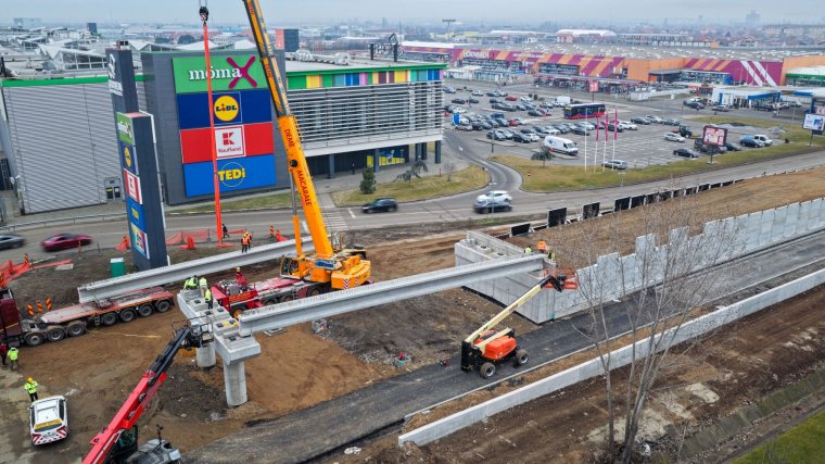 Látványos szakaszukhoz érkeztek a munkálatok az Aradi úton épülő közúti felüljárónál