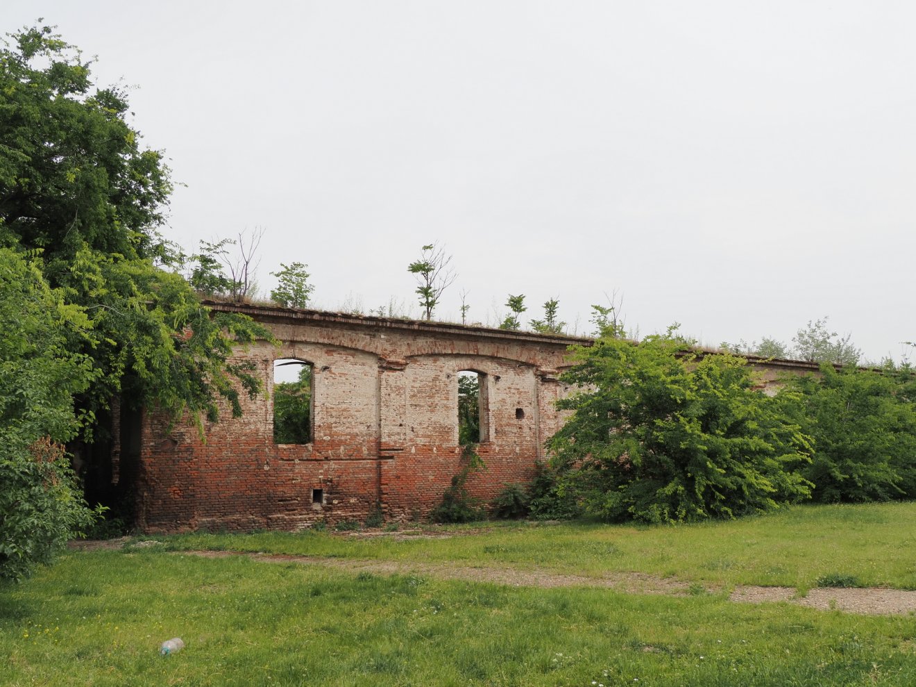 Megy a pingpongozás a huszárlaktanyával