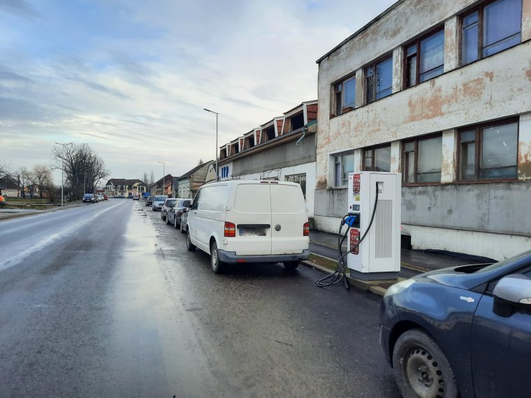 Négy új elektromosautó-töltőállomást helyeztek ki Bihar megyében