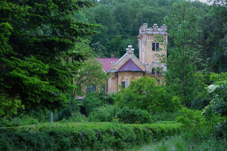 Eladnák a körösgégényi vadászkastélyt