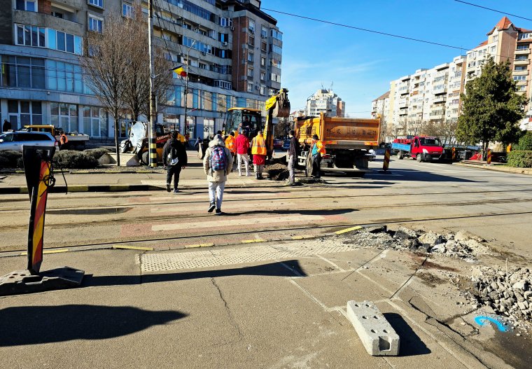 A jelzőlámpák korszerűsítése miatt akadozik a forgalom a Dacia–Decebal utak kereszteződésében