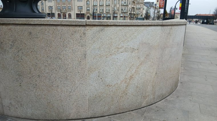 Lemosták a Szent László híd összefirkált korlátját