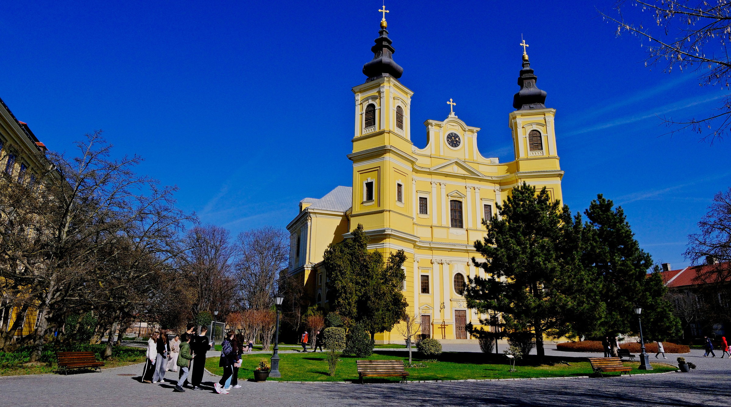 A nagyváradi bazilikát ábrázoló képpel kívánt áldott húsvéti ünnepeket Ilie Bolojan miniszterelnök