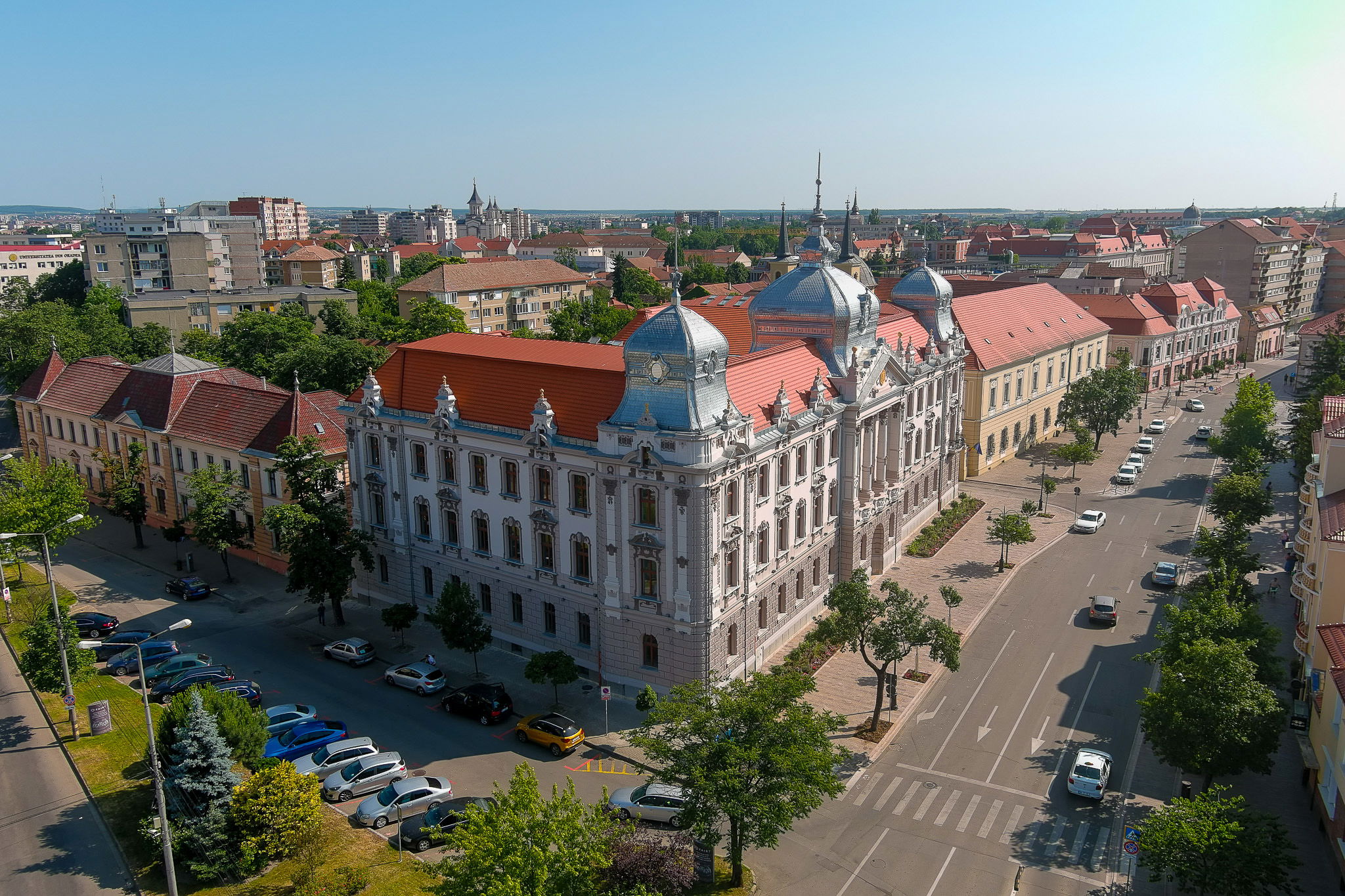 Aláírták a szerződést a Bihar Megyei Tanács leendő székházának bebútorozására