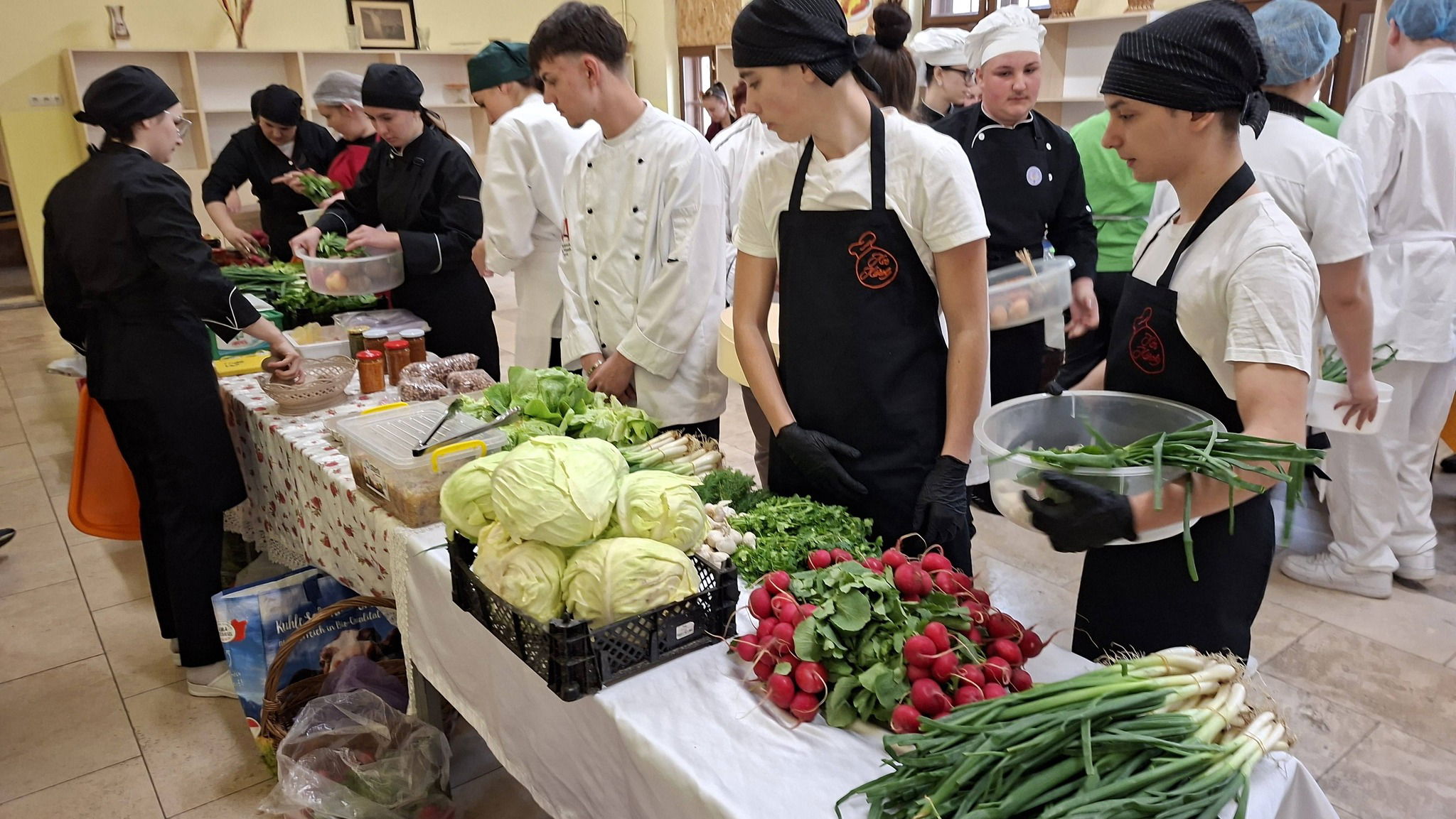 Ötlettől a tányérig, tányértól a közösségi médiáig: országos gazdasági vetélkedőt szerveztek diákoknak | FOTÓK