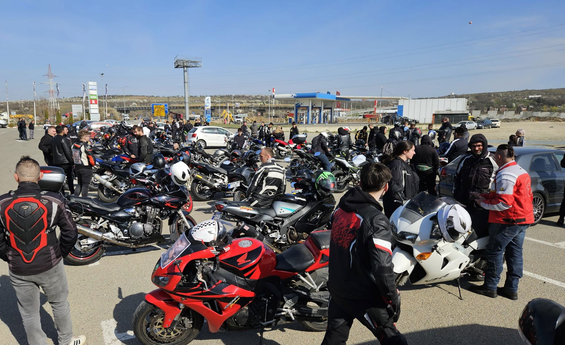 Motorosok kísérték utolsó útjára a mindössze 19 évesen elhunyt társukat | VIDEÓK
