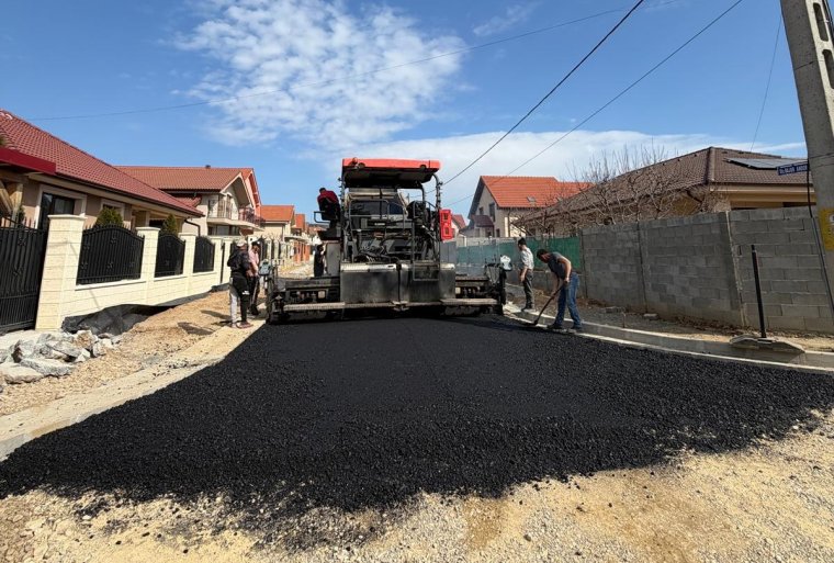 Már aszfaltoznak a váradi Bajor Andor utcán