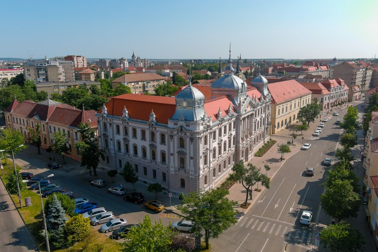 Aláírták a szerződést a Bihar Megyei Tanács leendő székházának bebútorozására