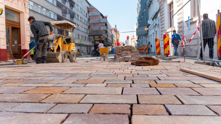 Megkezdődött a porfírlapok lerakása a nagyváradi Fő utcán