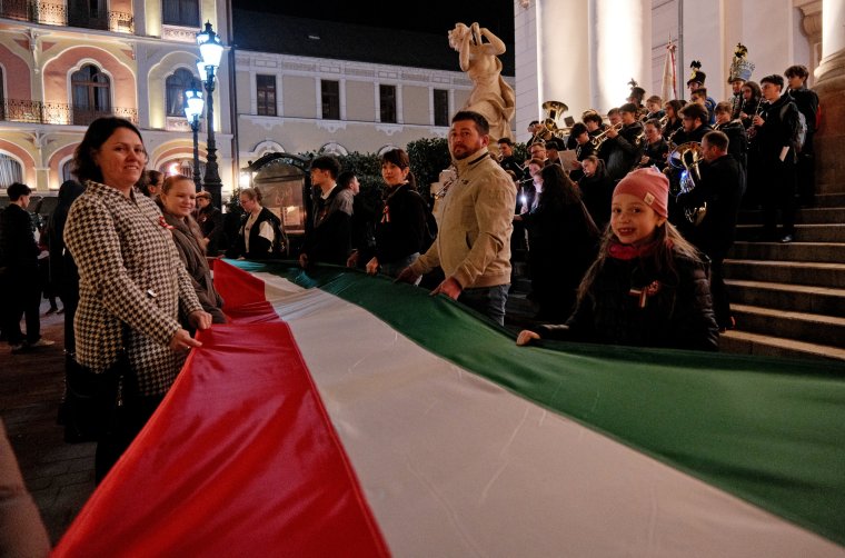 Méltóságteljesen, fáklyás felvonulással ünnepelték az idén is március 15-ét Nagyváradon | FOTÓK és VIDEÓK