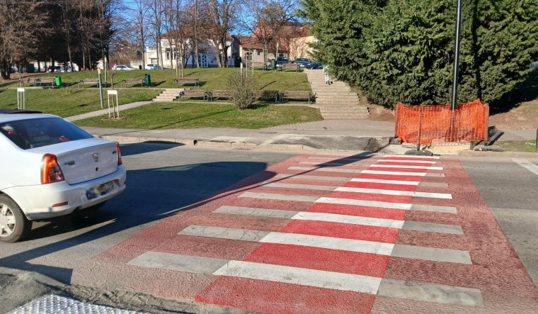 Még csíkosabbak lettek a gyalogátkelők a Decebal és Dacia utak kereszteződésében│Fotók