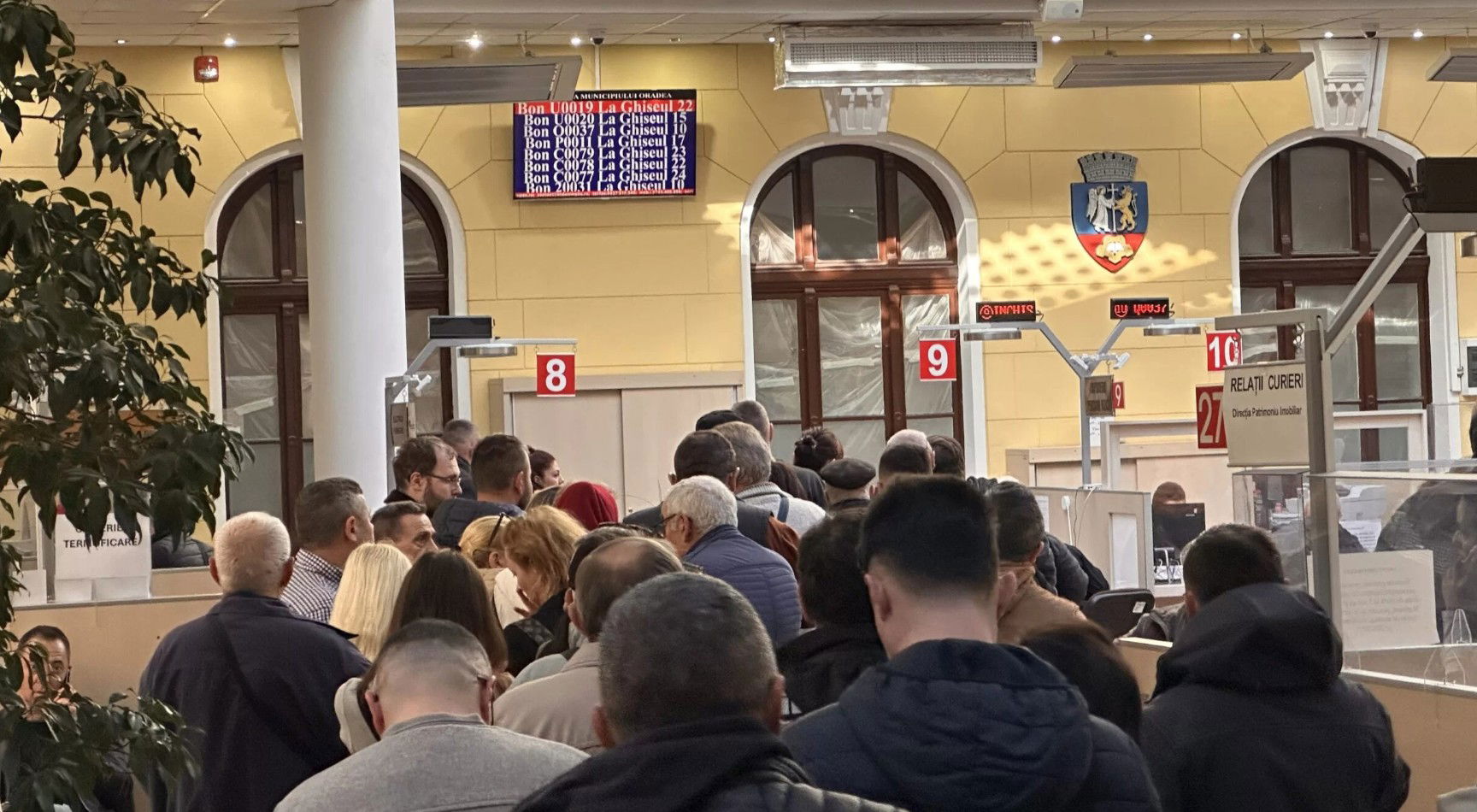 Lakóhelyi parkolók: a hatalmas sor miatt meghosszabbították a tanácsadó pult nyitvatartását