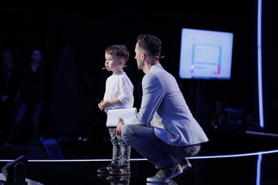 Kis zseni Bihar megyéből: egy négyéves fiú nyűgözte le egy román tehetségkutató zsűrijét | VIDEÓ