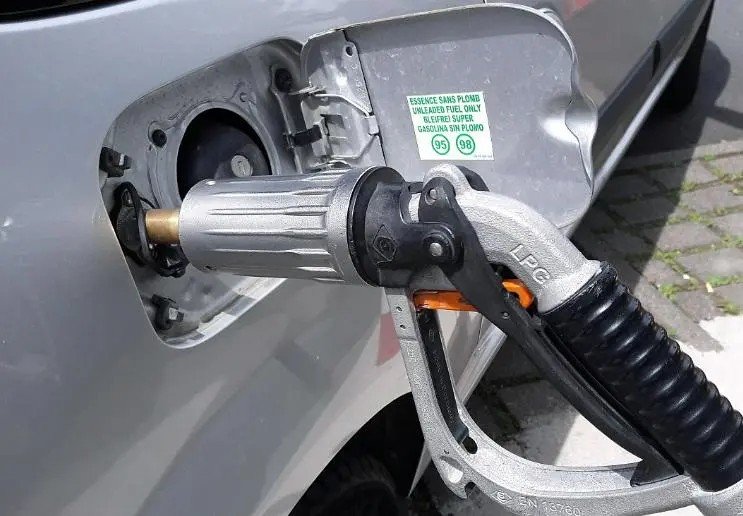 Féláron tankolnának: az autógáz felé fordulnak a romániai sofőrök