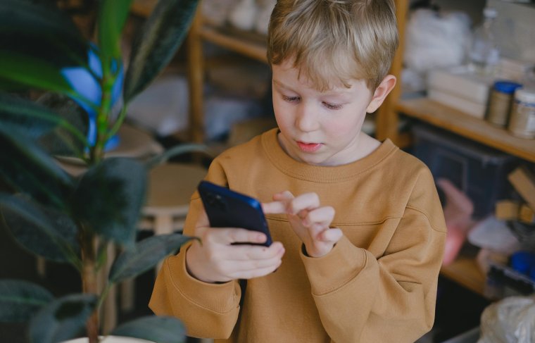 A képernyők árnyékában: a közösségi média hatása a gyermekekre