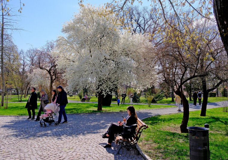 Szemerkélhet az eső, de többnyire napsütés kíséri a húsvéti locsolkodókat