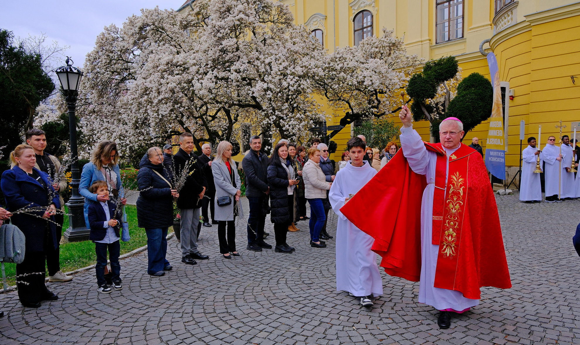 Elkezdődött a nagyhét: barkát szenteltek a nagyváradi római katolikus püspöki palota előtt | FOTÓK és VIDEÓK
