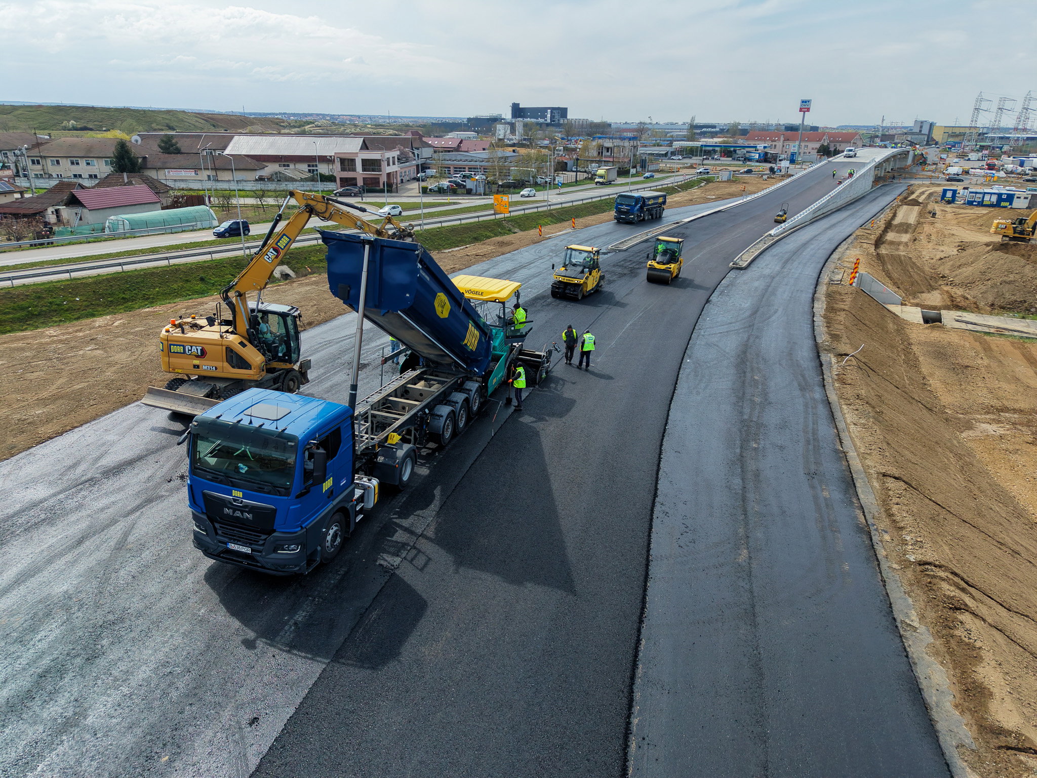Aszfaltoznak a Metro nagyáruház környékén