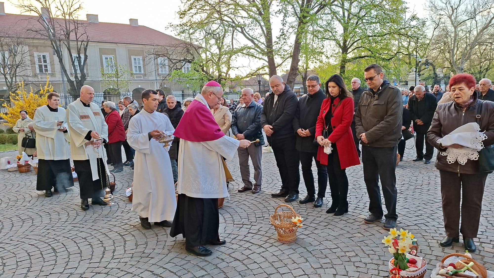 Ételszentelés zajlott húsvétvasárnap reggel a nagyváradi székesegyház előtti téren | FOTÓK és VIDEÓK