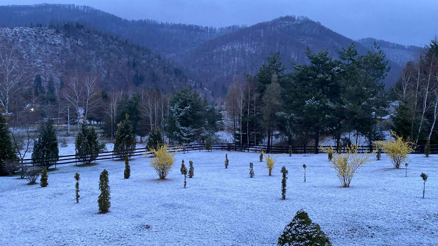 Áprilisi havazás Bihar megyében: éjszaka kifehéredett a táj Sólyomkőváron és Révtízfalun is