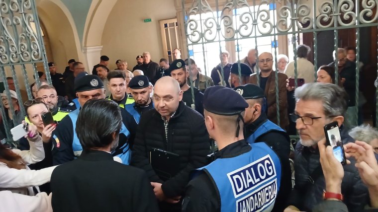 Csendőrök a premontrei rendháznál: ma reggelre van időzítve a kilakoltatási eljárás végrehajtása | FOTÓK és VIDEÓK